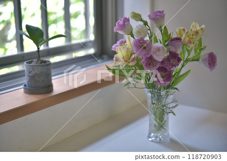 Flowers by the window: lisianthus and alstroemeria Flowers by the window: lisianthus and alstroemeria 118720903