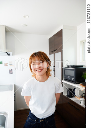Woman standing in the kitchen, smiling, refreshing, housewife 118721130