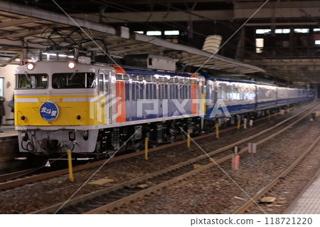 The sleeper express "Hokutosei" towed by the Cassiopeia-colored EF81-92 locomotive running on the Tohoku Main Line_Photo taken on March 10, 2010 118721220