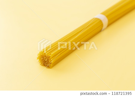 黃色背景上的義大利麵條 黃色背景上的義大利麵條 118721395