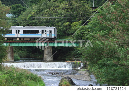 E127 series train running on the scenic Chuo Main Line Tatsuno Branch Line_Photo taken on September 22, 2024 118721524