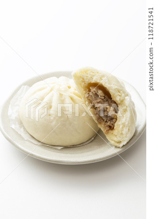 白色背景上的肉包子 118721541