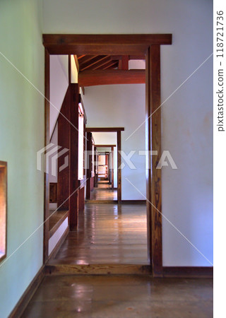 Himeji Castle, Hyogo Prefecture: The Nishinomaru Nagatsukasa (Hyakuken Corridor) 118721736