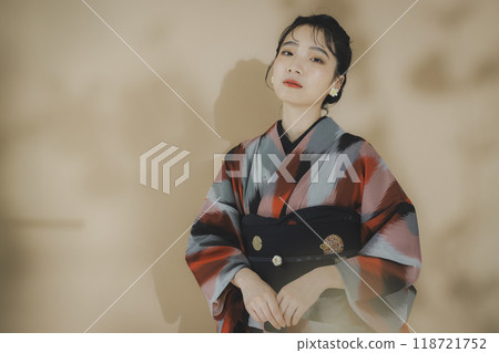 A woman in a kimono Meisen with a geometric pattern 118721752