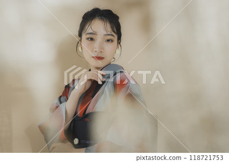 A woman in a kimono Meisen with a geometric pattern 118721753