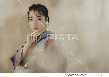A woman in a kimono Meisen with a geometric pattern 118721758