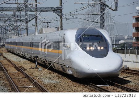 Shinkansen 700 series No. 7000 entering Kokura Station 118722018