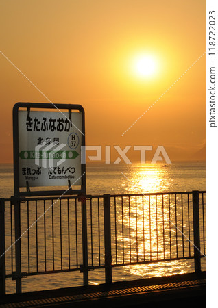 Sunset at Kitafunaoka Station on the Muroran Main Line Sunset at Kitafunaoka Station on the Muroran Main Line 118722023