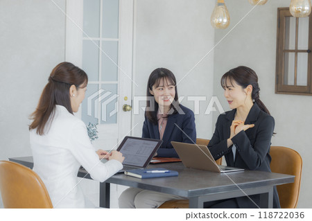 Young business woman working in the office 118722036