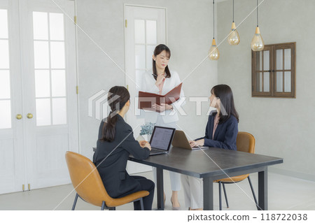 在辦公室工作的年輕女商人 在辦公室工作的年輕女商人 118722038