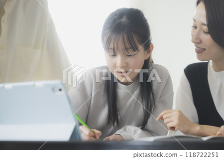 Elementary school students studying with their parents Elementary school students studying with their parents 118722251