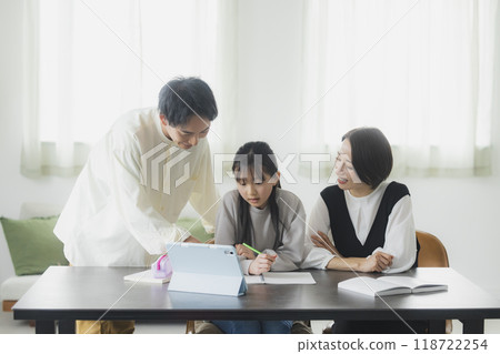 正在學習的小學生和家長 118722254