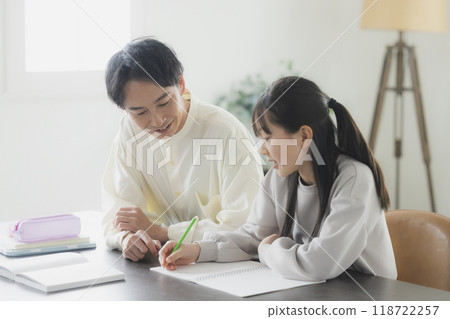 Elementary school students studying with their parents Elementary school students studying with their parents 118722257