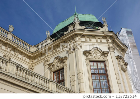 featuring a corner section with a domed roof covered in greenish patina copper, typical of historical architecture in Austria, Belvedere Palace in Vienna featuring a corner section with a domed roof covered in greenish patina copper, typical of historical architecture in Austria, Belvedere Palace in Vienna 118722514