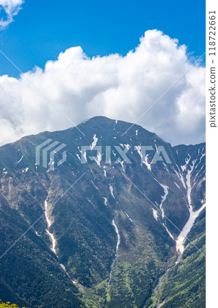 初夏時節,從小河內山頂眺望南阿爾卑斯山的小河內山。 初夏時節,從小河內山頂眺望南阿爾卑斯山的小河內山。 118722661
