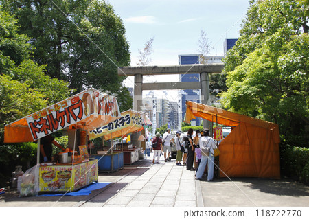 On festival days, families enjoy carrying the mikoshi and having fun at the festival stalls with their children. 118722770