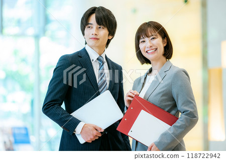 拿著筆記型電腦站著的商務人士 攝影合作：Dempa Gakuen Educational Corporation、東京電子專門學校 118722942