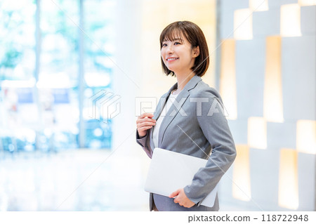 拿著筆記型電腦的女人攝影合作：電波學園教育法人東京電子專門學校 118722948