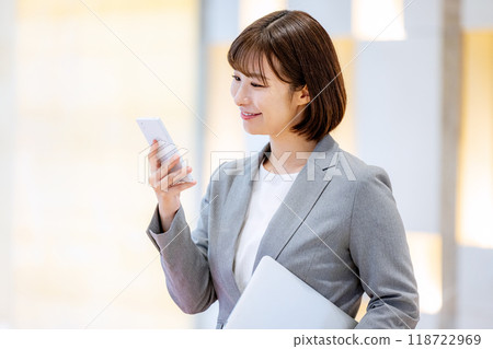 與智慧型手機的OL攝影合作：電波學園教育法人東京電子專門學校 118722969