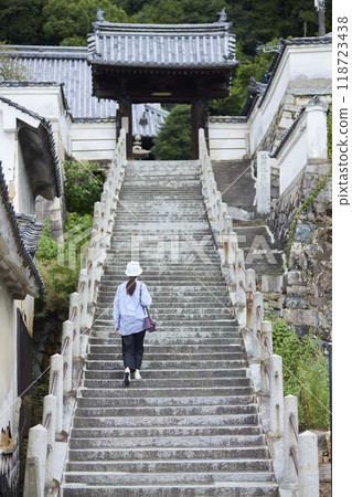 日本女人爬樓梯去寺廟 118723438