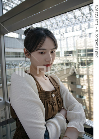 一個女人看著一塊手錶 一個女人看著一塊手錶 118723978