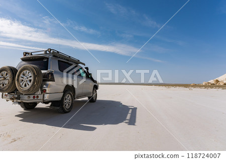 開車穿過哈薩克曼吉斯陶的圖茲別爾鹽湖 118724007