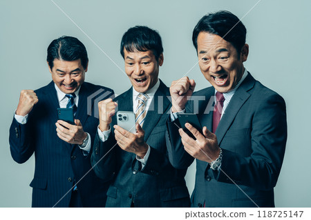 Middle-aged businessman looking at smartphone 118725147