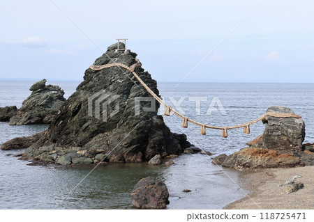 The reefs of Futamigaura (Mie Prefecture) The reefs of Futamigaura (Mie Prefecture) 118725471