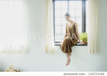 坐在凸出的三面窗的婦女 坐在凸出的三面窗的婦女 118725566