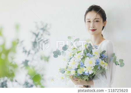 Woman in wedding dress 118725620