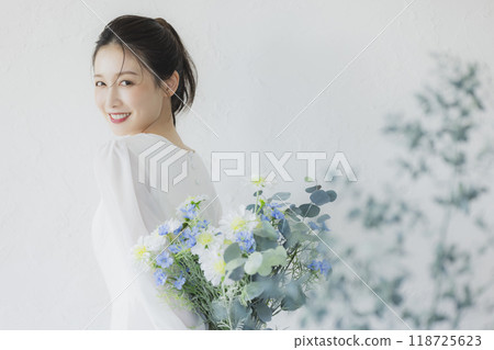 Woman in wedding dress Woman in wedding dress 118725623