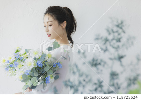 Woman in wedding dress Woman in wedding dress 118725624