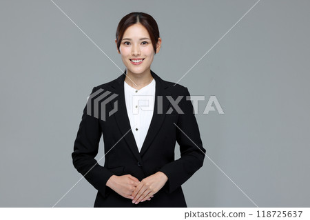 穿西裝的年輕女子 118725637