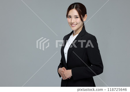 穿西裝的年輕女子 118725646