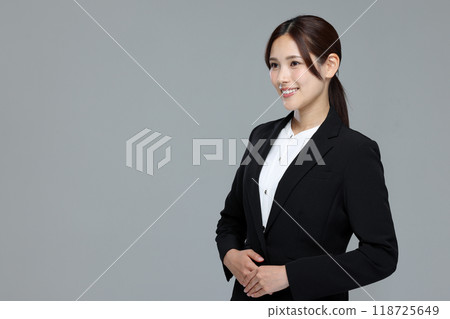穿西裝的年輕女子 118725649