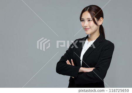 穿西裝的年輕女子 118725650
