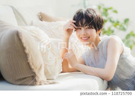 一個女人靠在沙發上 118725700