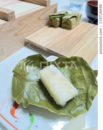 Persimmon leaf sushi wrapped in persimmon leaves 118726690