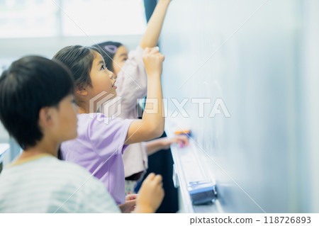 小學生在教室上課 118726893