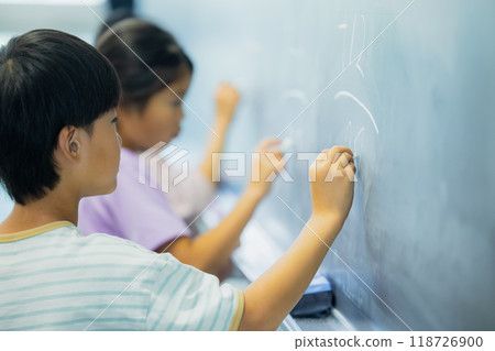 小學生在教室上課 118726900