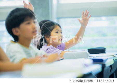 小學生在教室上課 118727003