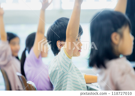 Elementary school students taking lessons in a classroom 118727010