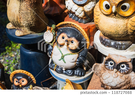 信樂燒浣熊雕像 信樂燒浣熊雕像 118727088