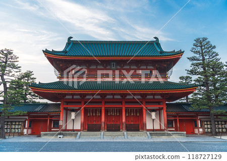 京都平安神宮大天門的夜景 118727129