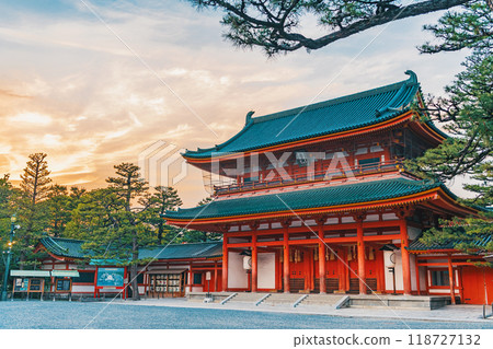 Evening view of Otenmon Gate at Heian Shrine in Kyoto Evening view of Otenmon Gate at Heian Shrine in Kyoto 118727132