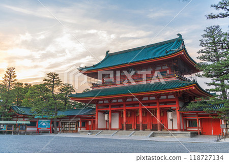 Evening view of Otenmon Gate at Heian Shrine in Kyoto Evening view of Otenmon Gate at Heian Shrine in Kyoto 118727134