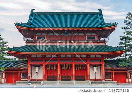 Evening view of Otenmon Gate at Heian Shrine in Kyoto Evening view of Otenmon Gate at Heian Shrine in Kyoto 118727136