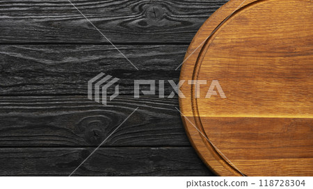 empty round wooden pizza board 118728304