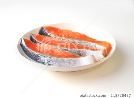 白盤上 3 片新鮮鮭魚片 118728487