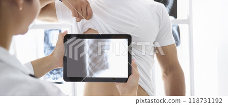 Medical worker put tablet device on patients body part and see ribs 118731192
